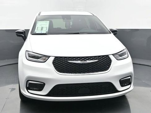 New 2025 Chrysler Pacifica Select w/ Uconnect Theater Family Group image 8