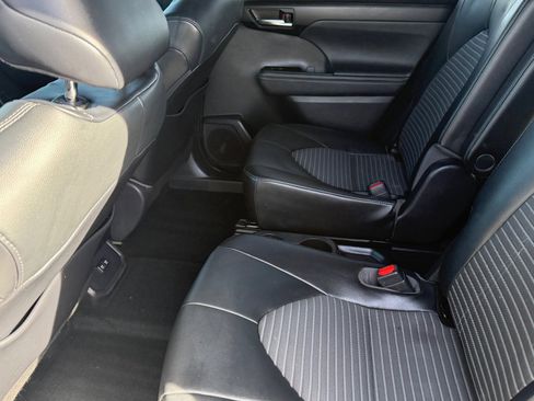 Used 2021 Toyota Highlander XSE image 16