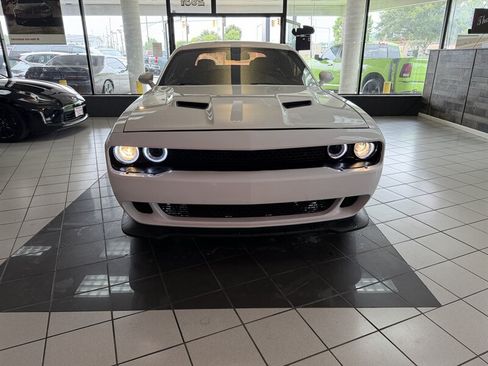 Used 2016 Dodge Challenger SXT RWD image 3