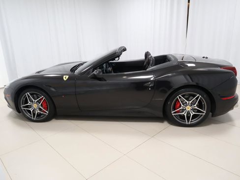 Used 2016 Ferrari California T RWD image 16