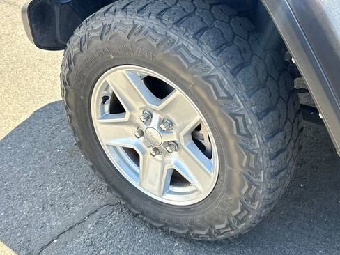 Used 2022 Jeep Gladiator Sport image 15