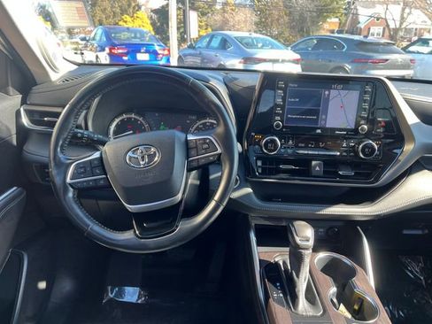 Used 2022 Toyota Highlander Limited image 18