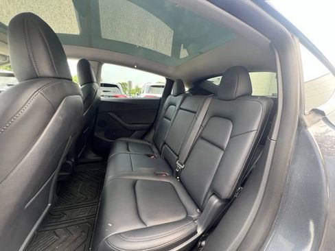 Used 2022 Tesla Model Y Long Range AWD/4WD image 24