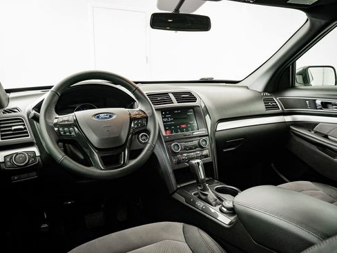 Used 2017 Ford Explorer XLT w/ Equipment Group 202A image 4