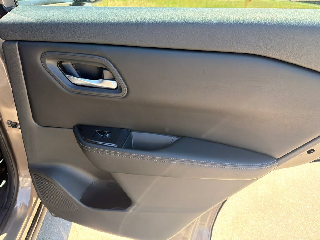 Used 2025 Nissan Rogue SV AWD/4WD image 16