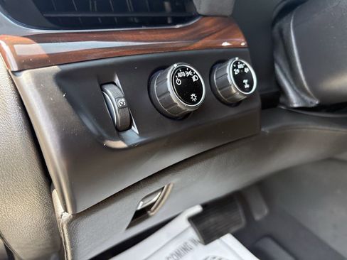 Used 2015 Cadillac Escalade Premium image 32