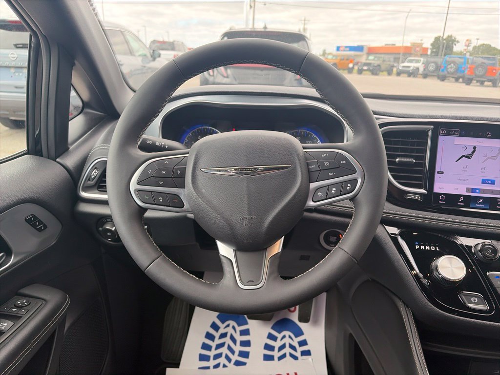 Used 2026 Chrysler Pacifica Limited FWD image 14