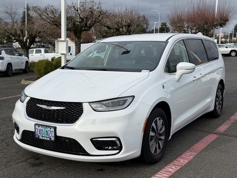 Used 2022 Chrysler Pacifica Touring-L image 4