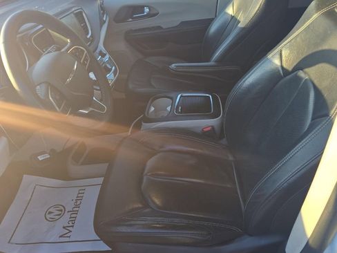 Used 2022 Chrysler Pacifica Touring-L image 8