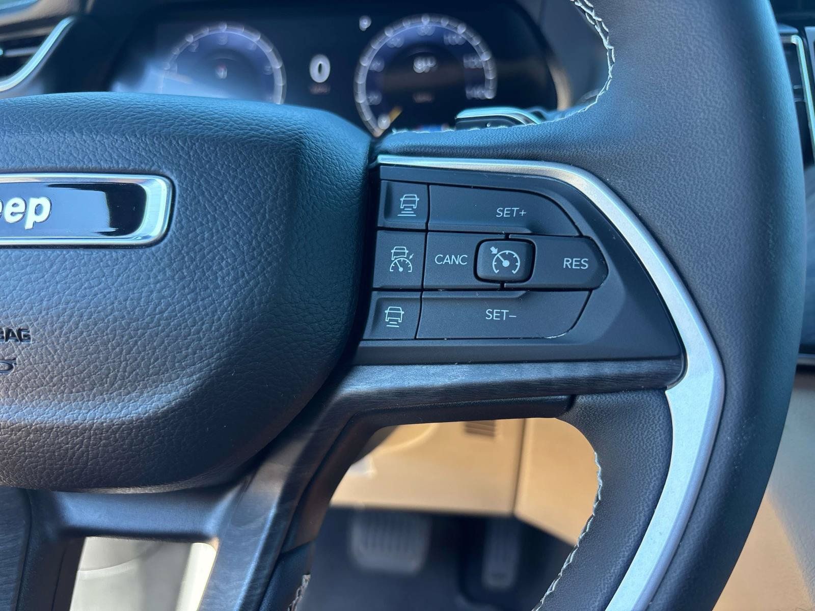 Certified 2024 Jeep Grand Cherokee Limited AWD/4WD image 22