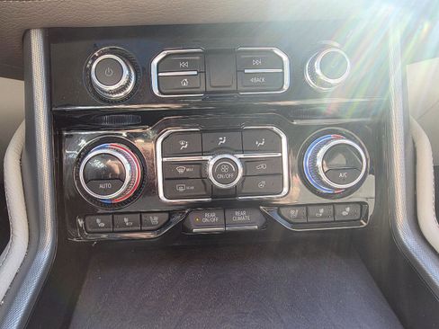 Used 2023 GMC Yukon Denali w/ Advanced Technology Package image 19