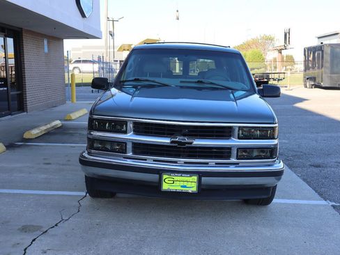 Used 1999 Chevrolet Suburban 2WD w/ Preferred Equipment Group 3 image 4