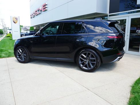 Used 2024 Land Rover Range Rover Sport SE AWD/4WD image 3