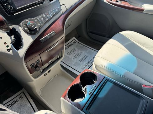 Used 2013 Toyota Sienna XLE w/ Entertainment Pkg FWD image 15