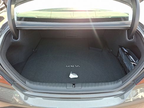 Used 2025 Genesis G70 2.5T image 28