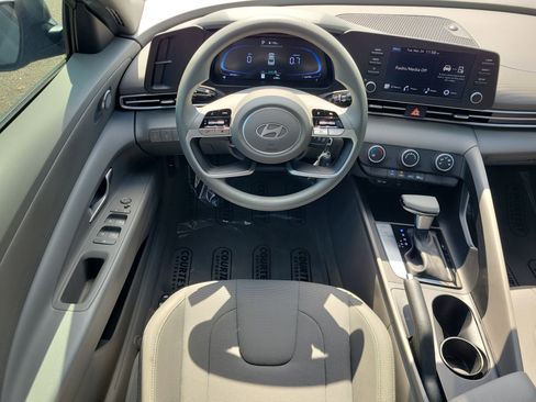 Certified 2025 Hyundai Elantra SE w/ Cargo Package image 13