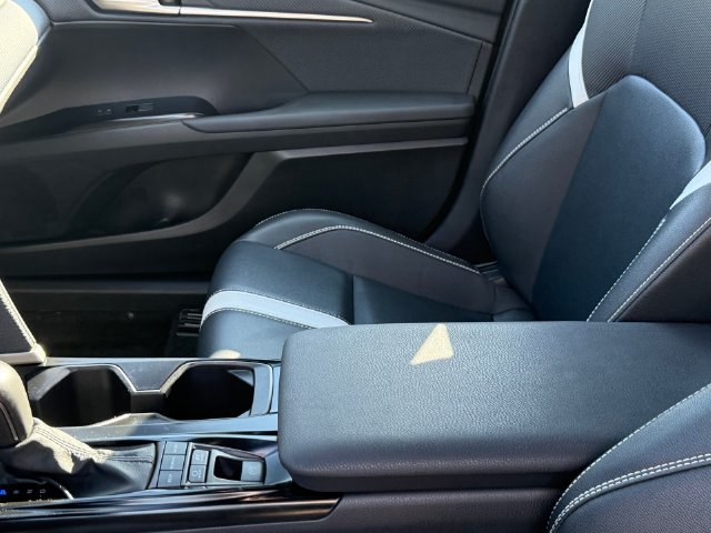 Used 2025 Toyota Camry SE FWD image 11
