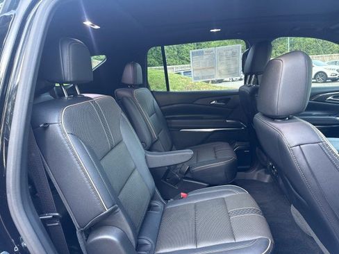 Used 2025 Chevrolet Traverse High Country FWD image 22