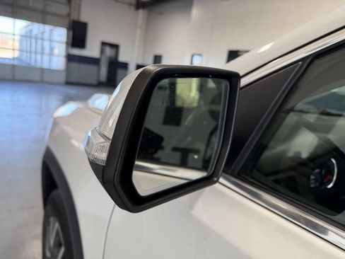 Used 2023 GMC Acadia SLT w/ Preferred Package image 8