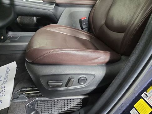 Used 2024 Toyota Sienna Platinum image 32