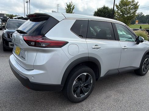 Used 2024 Nissan Rogue SV AWD/4WD image 8