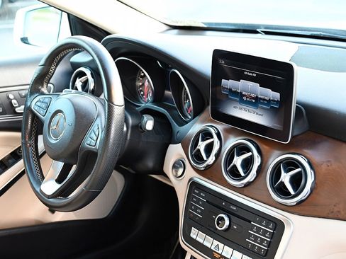Certified 2019 Mercedes-Benz GLA 250 image 11
