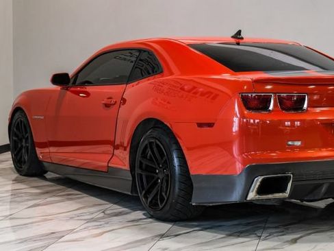 Used 2010 Chevrolet Camaro SS w/ LPO, Ground Effects Package RWD image 13