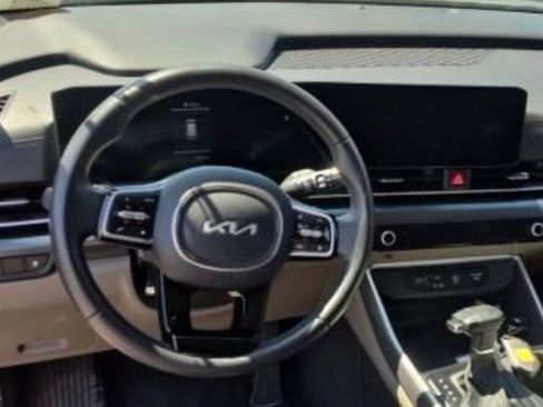 Used 2025 Kia Carnival FWD image 3