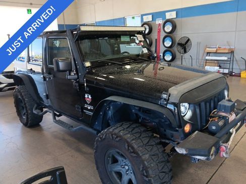 Used 2017 Jeep Wrangler Unlimited Sahara w/ Connectivity Group AWD/4WD image 2