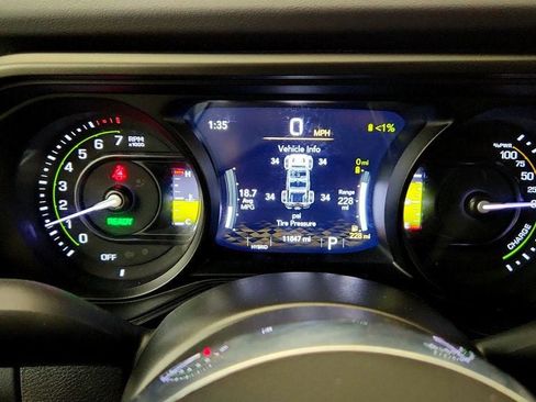 Used 2025 Jeep Wrangler Unlimited Sahara AWD/4WD image 13