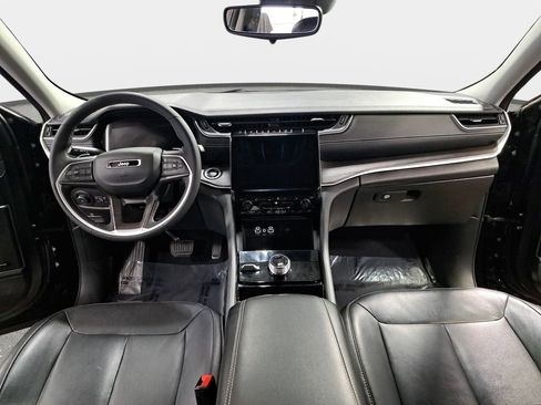 Used 2023 Jeep Grand Cherokee Limited image 2