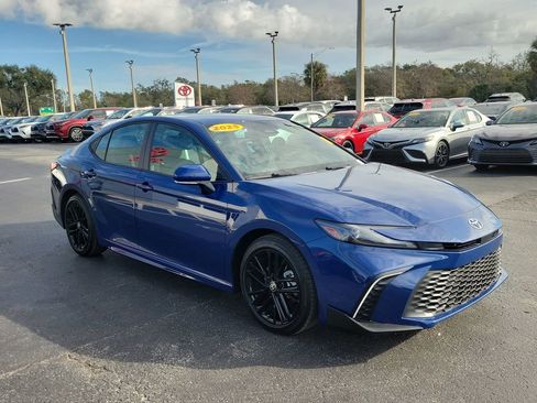 Used 2025 Toyota Camry SE image 2
