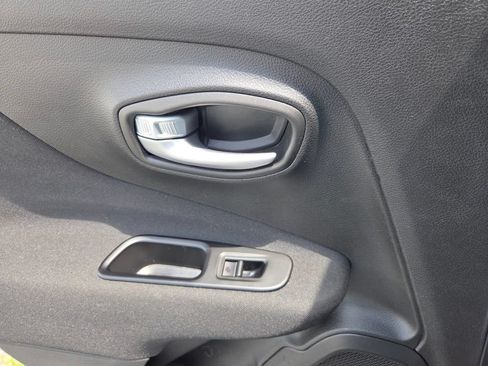 Used 2019 Jeep Renegade Latitude FWD image 8