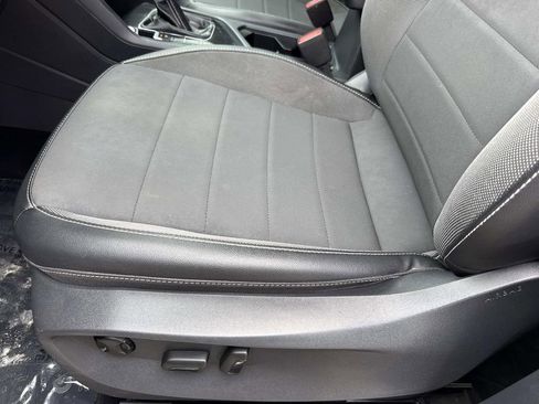 Used 2022 Volkswagen Taos SE w/ Panoramic Sunroof Package FWD image 25