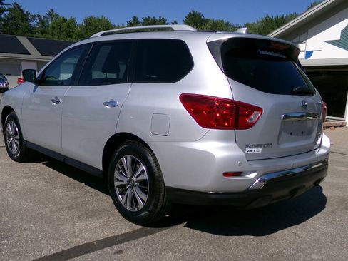 Used 2019 Nissan Pathfinder SV image 3