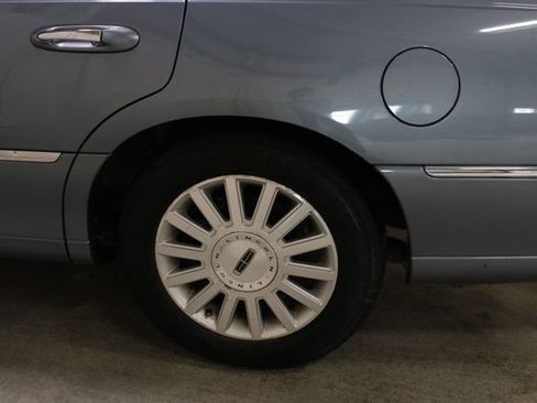 Used 2003 Lincoln Town Car Signature image 24