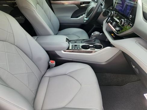 New 2026 Toyota Highlander Platinum image 12