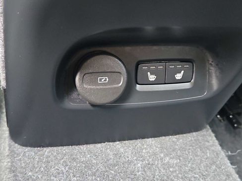 Used 2024 Volvo XC40 B5 Core image 16