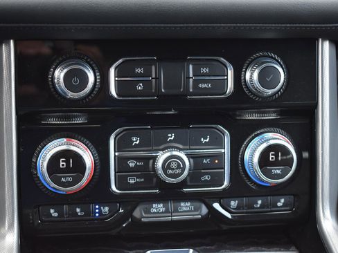 Used 2024 GMC Yukon XL Denali AWD/4WD image 9