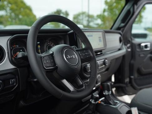 New 2025 Jeep Gladiator Sport image 25