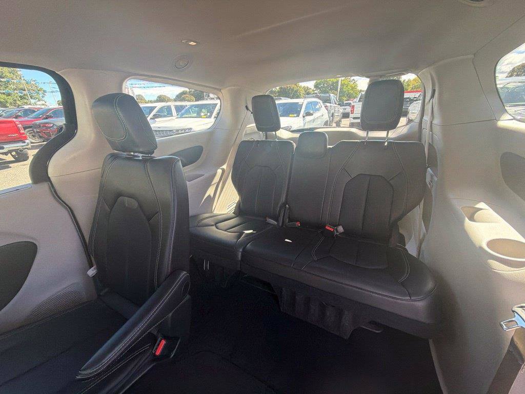 Used 2024 Chrysler Pacifica Touring-L FWD image 8
