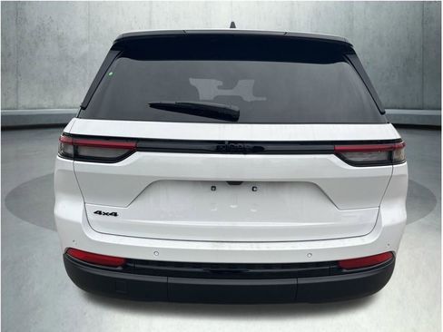 New 2025 Jeep Grand Cherokee 4WD image 4