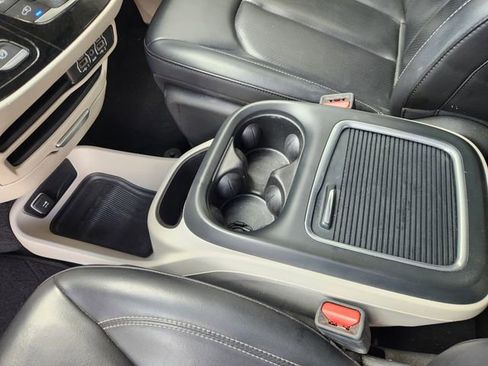 Used 2023 Chrysler Pacifica Touring-L image 20