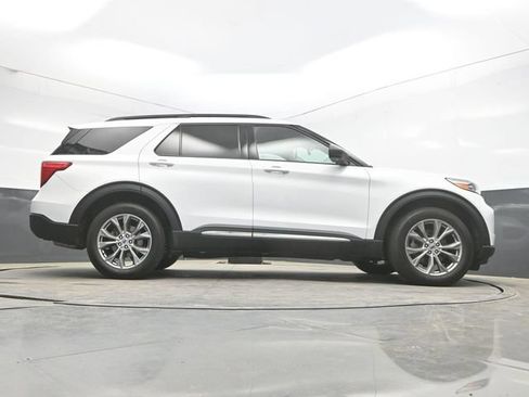Used 2022 Ford Explorer XLT w/ Equipment Group 202A AWD/4WD image 32