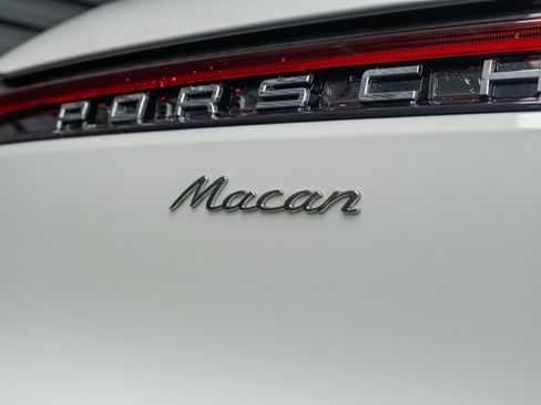 Certified 2023 Porsche Macan AWD/4WD image 40