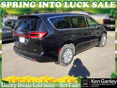 New 2026 Chrysler Pacifica Select image 8