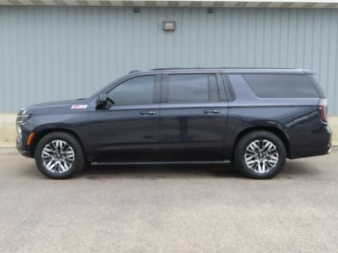 Used 2025 Chevrolet Suburban Z71 w/ Z71 Off-Road Package AWD/4WD image 9