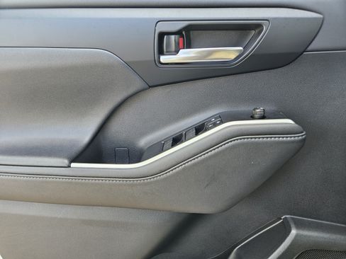 Used 2020 Toyota Highlander XLE FWD image 14