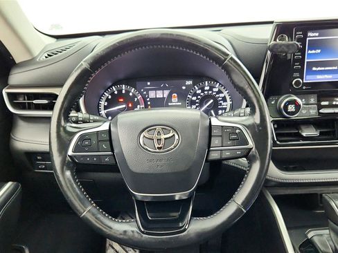 Used 2020 Toyota Highlander XLE AWD/4WD image 29