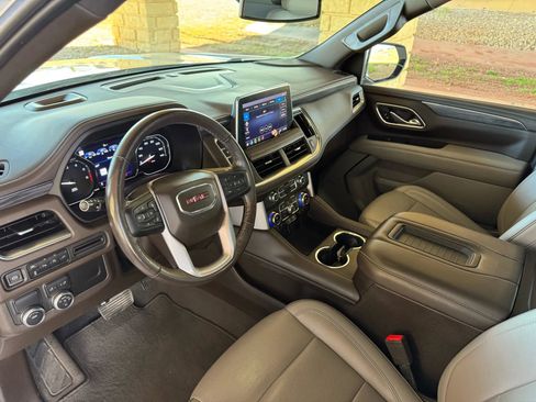 Used 2021 GMC Yukon XL SLT w/ Rear Media and Nav Package image 11